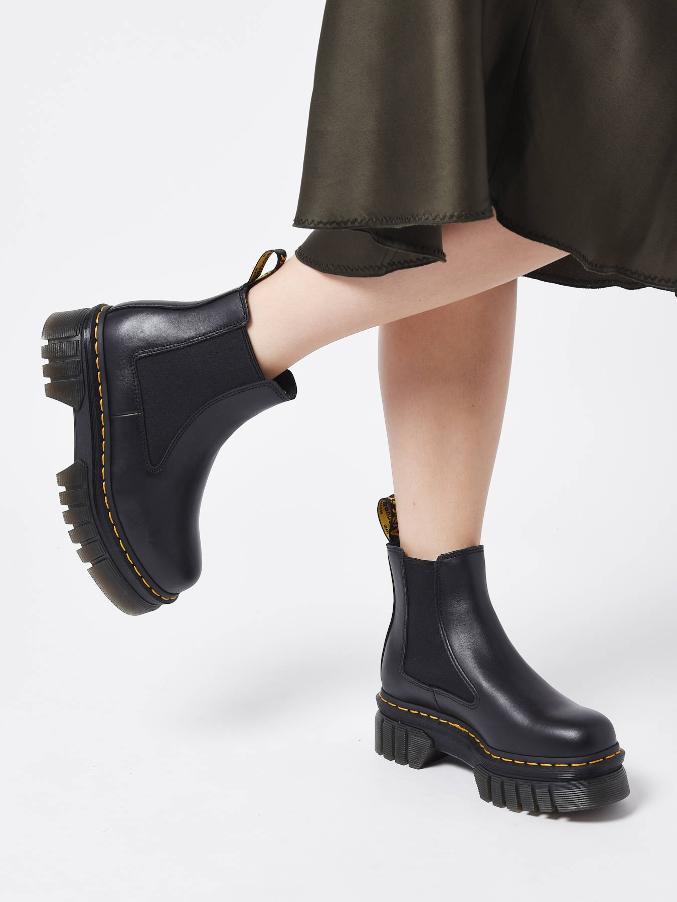 Chelsea boots Audrick in leather DR MARTENS