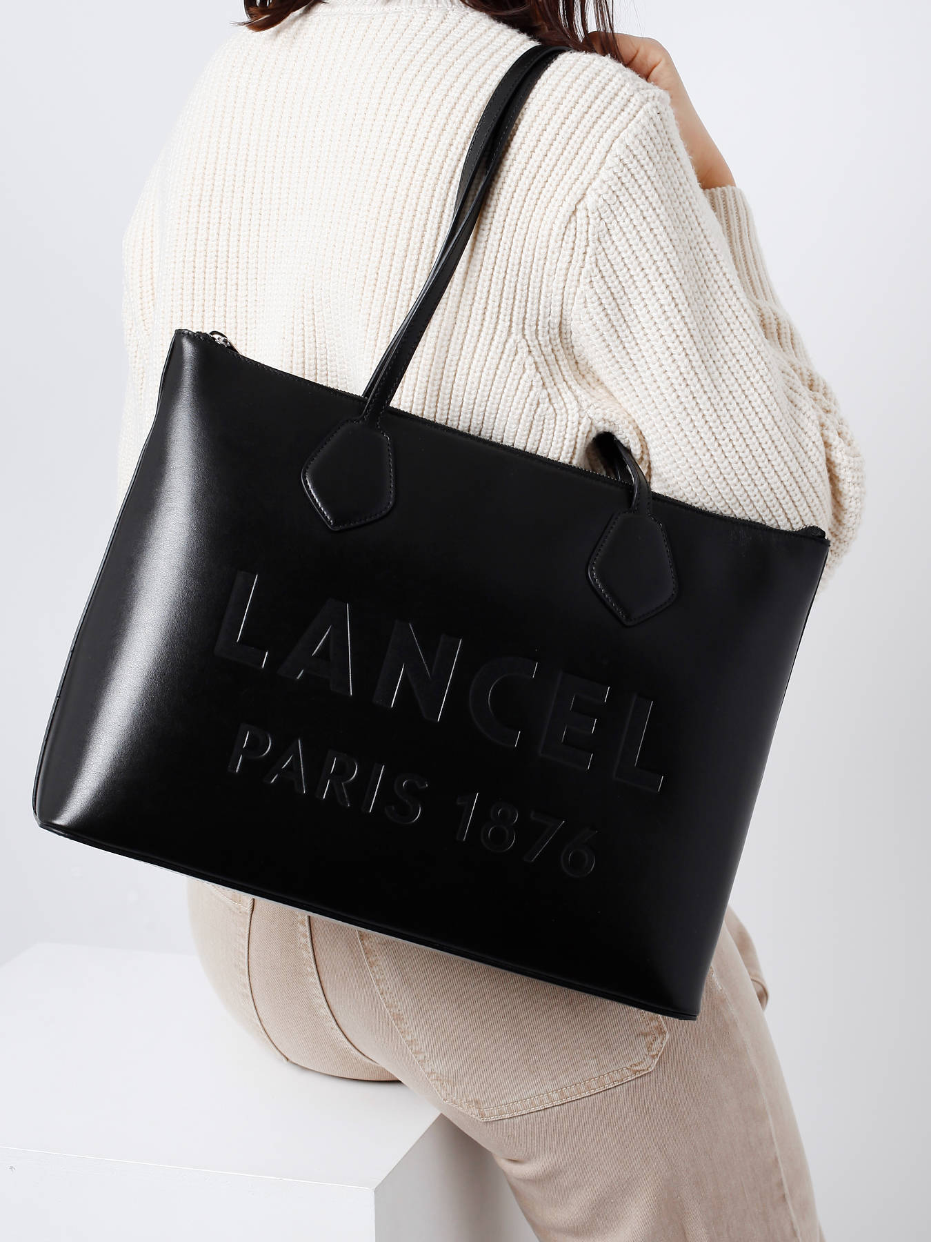 Sac port?� ?�paule Lancel ESSENTIAL ZIPPE noir en vente au meilleur prix