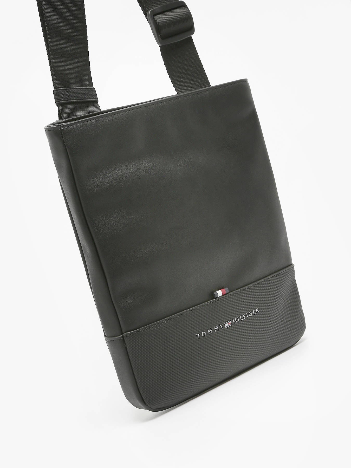 Besace, sac bandouli?�re Tommy Hilfiger TH ESSENTIAL CROSSOV black en vente au meilleur prix
