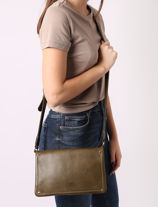 Sac Bandoulire Boston Cuir Basilic pepper Vert boston BBOS01-vue-porte