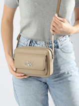 Sac Bandouli�re Re-lock Polyester Recycl� Calvin klein jeans Beige re-lock K611083-vue-porte