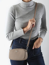 Sac Bandouli�re Daily City Lacoste Beige daily city NF4755DZ-vue-porte