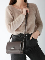 Sac Bandouli�re Caviar Cuir Milano Marron caviar CA24061-vue-porte