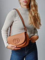 Sac Bandoulière Calebra Guess Marron calebra BG953621-vue-porte Sac Bandoulière Calebra Guess Marron calebra BG953621-vue-porte