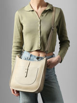 Sac Bandouli�re Caviar Cuir Milano Beige caviar CA25068-vue-porte
