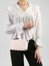 Sac Bandouli�re Bold Monogram Calvin klein jeans Rose bold monogram 4F3220G-vue-porte