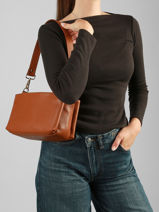 Sac Bandouli�re Caviar Cuir Milano Marron caviar CA25066O-vue-porte