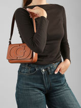 Sac Port� �paule Ruby Guess Marron ruby VG974019-vue-porte