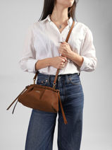 Sac Bandouli�re Th Soft Cuir Tommy hilfiger Marron th soft AW19010-vue-porte