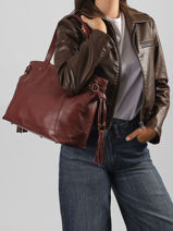 Sac Port� �paule A4 Cow Cuir Basilic pepper Rouge cow 155N-vue-porte