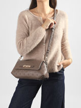 Sac Bandouli�re Carmella Guess Beige carmella PD222520-vue-porte
