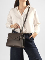 Medium Grained Leather Emilie Shoulder Bag Le tanneur Brown emily TEMI1014-vue-porte