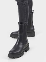 Chelsea boots in leather-TAMARIS-vue-porte